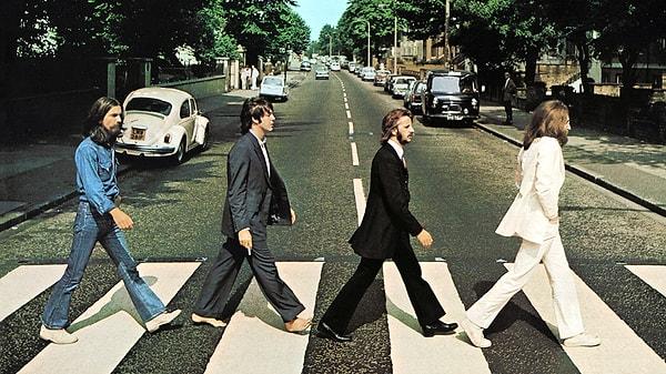 1. İkonik yaya geçidi fotoğrafıyla bütünleşmiş olan The Beatles, kariyerlerine başlamadan önce müzik teorilerini hiç anlayamadıklarını itiraf ettiler.