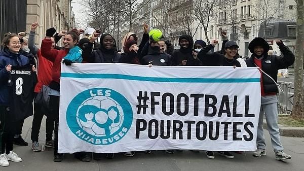 2022 yılında Fransa’da kadınlar, spor müsabakalarında başörtüsü yasağının getirilmesini protesto etti.