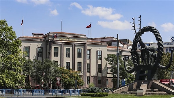 Ankara Valiliğinden yapılan yazılı açıklamada, Mamak'ın Gökçeyurt Mahallesi'ndeki TÜBİTAK-SAGE tesisinde saat 16.40'ta atık kimyasallardan kaynaklandığı değerlendirilen patlama sonucunda 1 kişinin olay yerinde yaşamını yitirdiği belirtildi. Açıklamada, patlamayla ilgili adli ve idari inceleme başlatıldığı bildirildi.