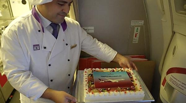 Dillere destan başarının kutlamaları kapsamında uçakta pasta kesildi. THY, Filenin Sultanları'na 1 haftalık "Turkish Airlines Holidays" seyahat paketi de takdim etti.