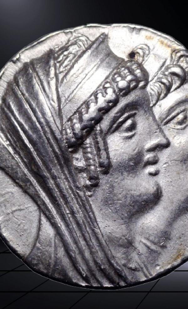 Kleopatra'nın görünüşünü en iyi temsil ettiği düşünülen çağdaş Kleopatra profillerinin en belirgin özelliği kemerli burundur.