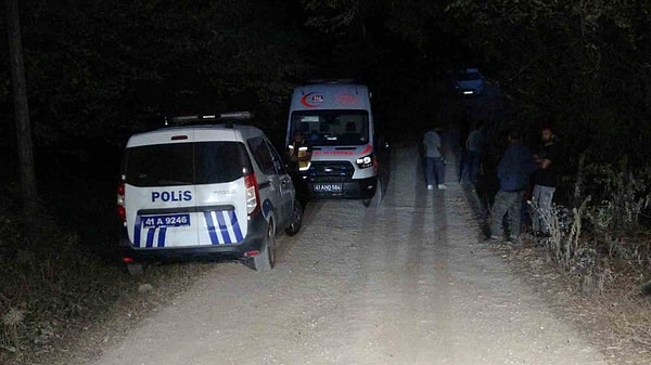 Kocaeli’nin Kartepe ilçesi Suadiye Mahallesi’nde bir çiftçi, ormanda çürümüş ceset buldu. Durumun 112 Acil Çağrı Merkezi’ne haber verilmesiyle olay yerine sağlık ve polis ekipleri sevk edildi.