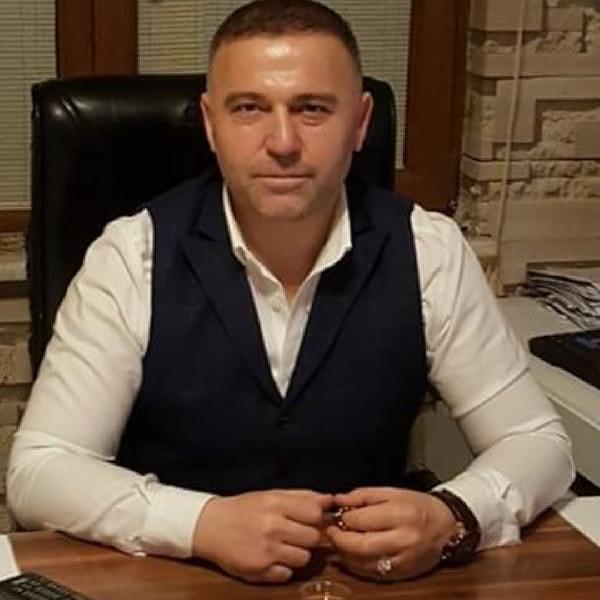 Öte yandan Bülent Karakuş'un, 29 Ağustos 2022 tarihinde gece kulübü önünde taksi şoförü Murat Kayalı'nın hayatını kaybettiği, işletmede çalışan Mehmet C. ve Zülküf A.'nın ise ağır yaralandığı silahlı çatışma ile ilgili sürdürülen soruşturma kapsamında açılan davada şikayetçi taraf olduğu öğrenildi.