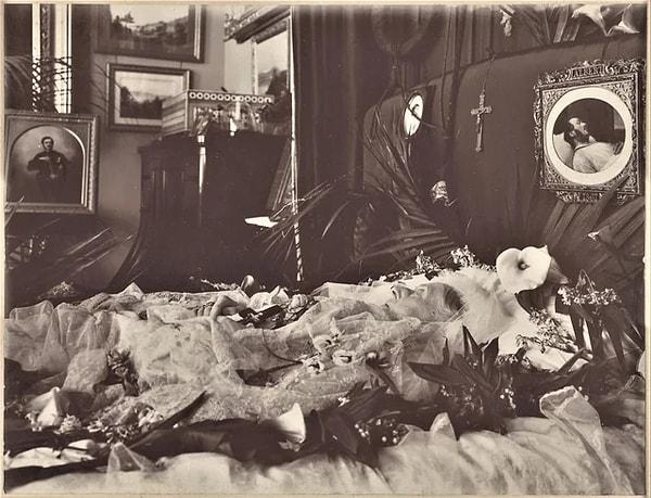Ölüm döşeğinde yatan Kraliçe Viktoria. (Ocak 1901)