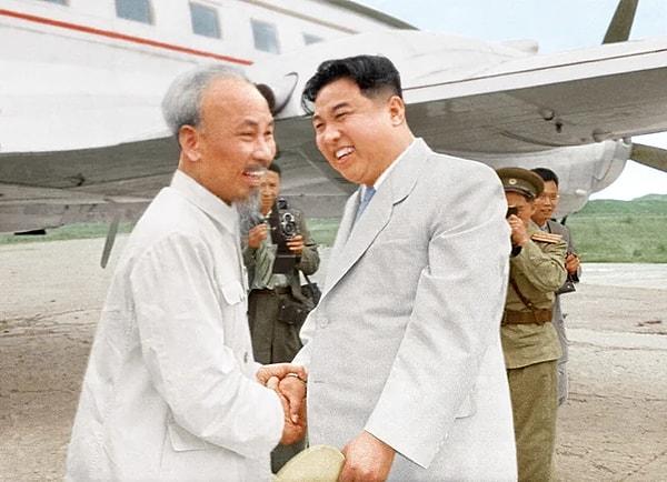 Vietnam'ın kurucus ve eski lideri Ho Chi Minh Kuzey Kore'nin kurucusu ve eski lideri Kim Il-Sung ile buluşurken çekilmiş bir fotoğraf. (Şebat 1957)