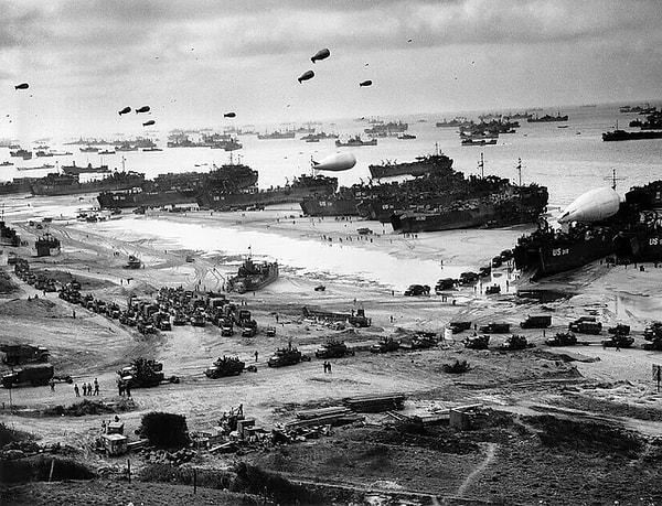 Müttefik güçleri Normandiya'daki Omaha sahilini ele geçirdikten sonraki manzara. (6 Haziran 1944)