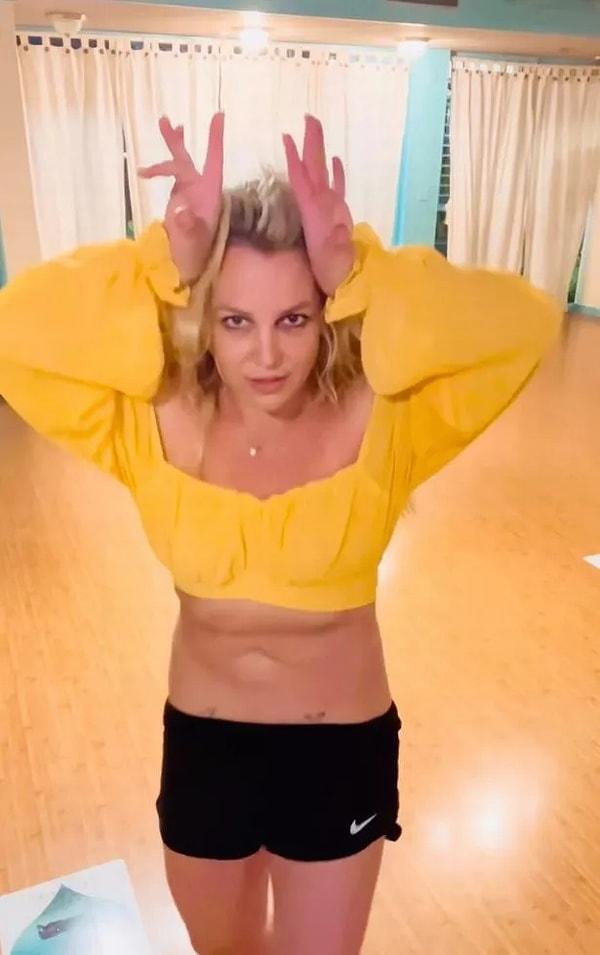 Britney Spears geçmişten bu yana evde kamera karşısında doğaçlama dans koreografilerini sık sık paylaşıyor.