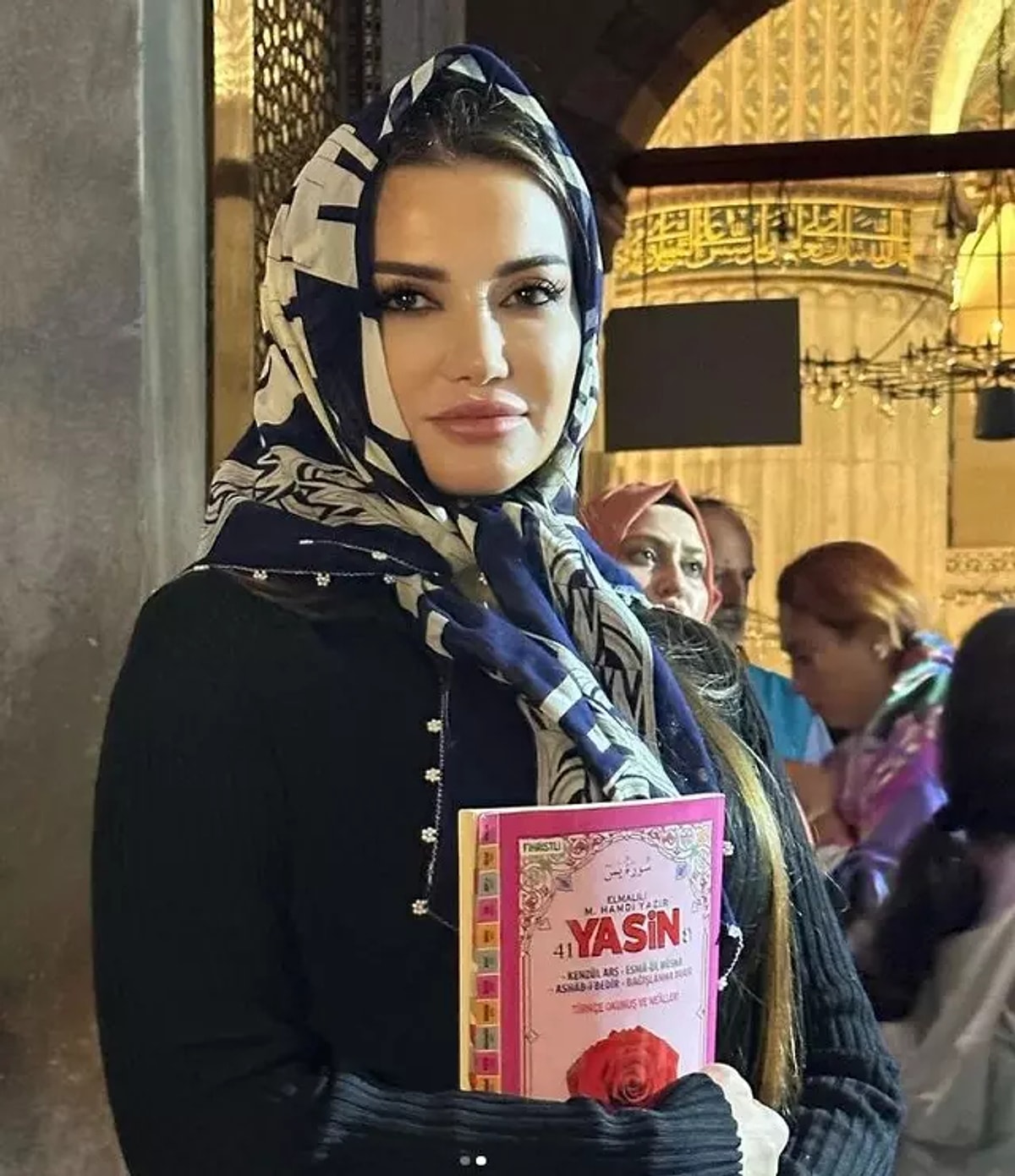 nl-psikolog-esra-ezmeci-nin-ba-rt-l-pozu-olay-yaratt-onedio
