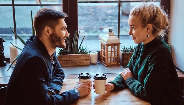 Ancak, son zamanlarda dikkat çeken bir trend daha var: İlişki tavsiyeleri. Evet, doğru duydunuz! TikTok'ta yer alan kullanıcılar  artık bir ilişki koçu gibi davranıyor ve kullanıcılara tavsiyelerde bulunuyor.