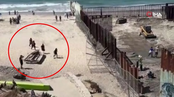Meksika'da tarafından bulunan insanlar sınırda bulunan duvardaki onarım çalışmasını fırsat bilerek koşarak ABD topraklarına girdi.