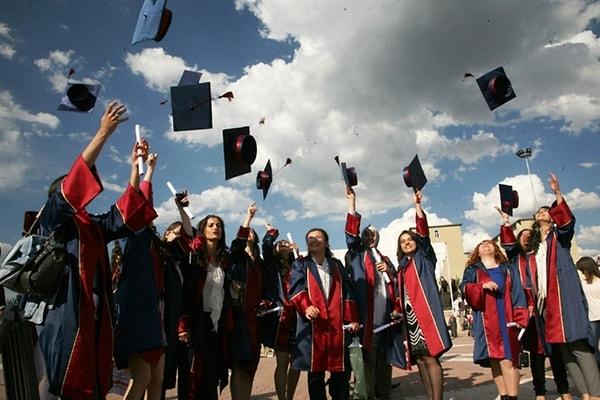 Bir lisenin öğrencileri için organize ettiği mezuniyeti kutlamasında yaşananlar sosyal medyada dikkat çekti.
