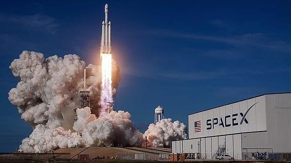 NASA, 2021 yılında Elon Musk'ın SpaceX şirketiyle Ay'a iniş sistemi üretmek üzere 3 milyar dolarlık bir sözleşme imzalamıştı.