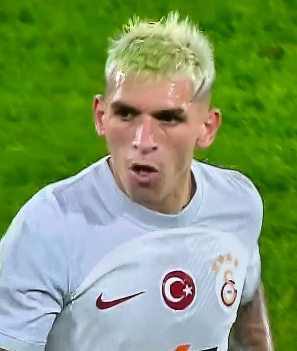 Maça damga vuran konu ise oldukça başka elbette. Galatasaraylı oyuncuların saçlarının, yüzlerinin ve beyaz formalarının yemyeşile boyanması herkesi şaşkına çevirdi.