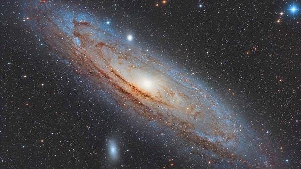 Bu uçsuz bucaksız alanda yaşadığımız Samanyolu galaksisinin en yakınında Anrdromeda veya bir diğer adıyla Messier 31 galaksisi bulunuyor.