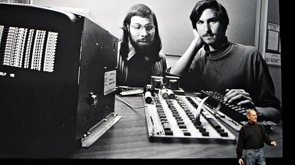 Steve Jobs Atari şirketinde çalışırken "Breakout" projesinde birlikte çalıştığı arkadaşı Steve Wozniak'ı kandırmıştır.