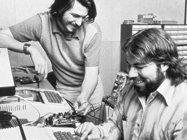 Bilgisayar mühendisliğinde Jobs'tan daha başarılı olan Wozniak, işi hakkında tutkulu olan biriydi. Steve Jobs arkadaşına "Breakout" projesinde onunla birlikte çalışmasını teklif ettiğinde bu Wozniak'ı çok mutlu etmişti.