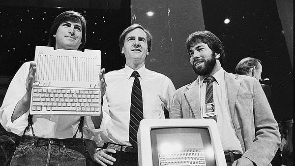 Atari şirketi o zamanlarda yapılan oyunlarda az çip kullanıldığı taktirde mühendislerine para bonusu ödüyordu ve Steve Jobs bu bilgiyi arkadaşından gizlemişti.