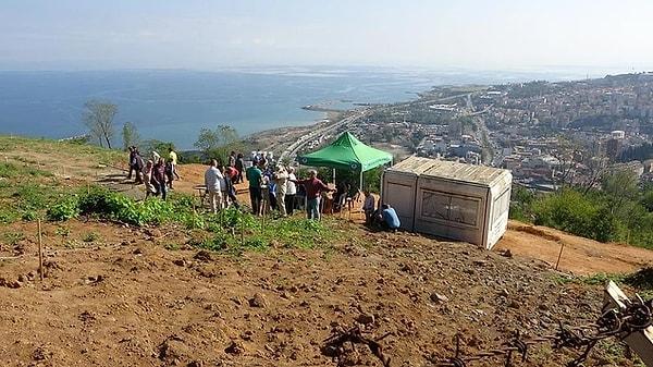 Trabzon’dan, ihtiyaç sebebiyle yeni açılan mezarlık yerinde deniz manzaralı yerleri almak için vatandaşlar arasında kavga çıktı.