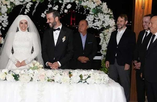 Eski bakan Berat Albayrak, Galatasaray'ın önceki teknik direktörü Fatih Terim ve Türkiye Futbol Federasyonu'nun eski başkanı Nihat Özdemir, Büşra Özdemir ve Safa Sürmen çiftinin mutlu günlerinde nikah şahitliği yaptılar.