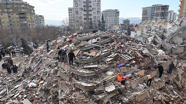 Depremin yerin 14.37 kilometre derinliğinde yaşandığı kaydedildi.