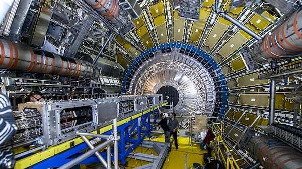 CERN'deki bir deneyde, maddenin atom çekirdeğinde protonlar ve yörüngelerinde elektronlar bulunurken antimaddenin atom çekirdeğinde antiprotonlar ve yörüngelerinde pozitronlar olduğu gözlemlendi.