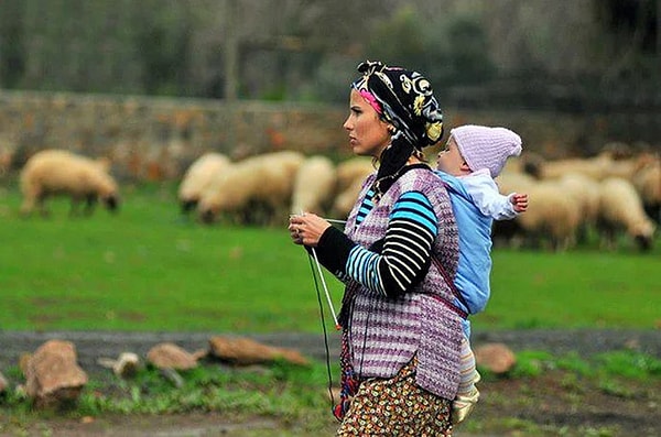 "Yorgunluk gözlerinden damlardı. Çünkü anne demek yorulmak demekti."