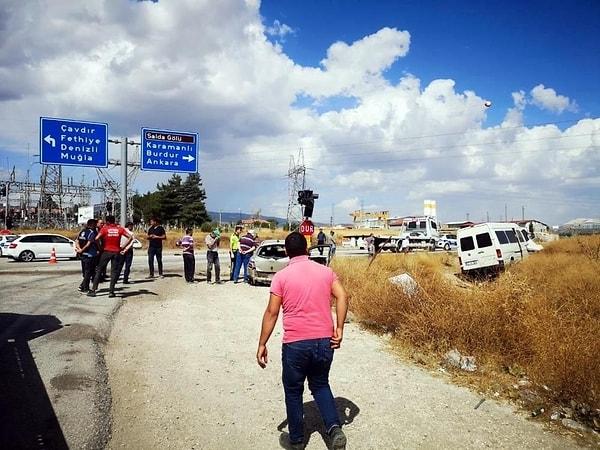 Kaza, dün öğle saatlerinde Burdur’un Çavdır ilçesi Çavdır Tefenni Karayolu Antalya Kavşağı’nda meydana geldi.
