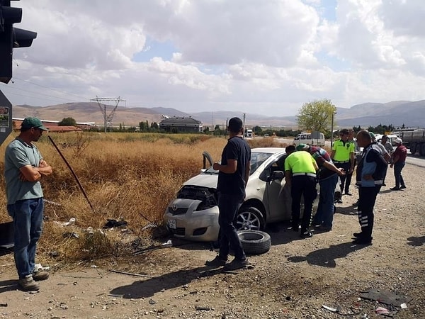 Edinilen bilgiye göre, Seda Aslan'ın yönetimindeki 54 AER 079 plakalı otomobil, Ali A.'nın kontrolündeki minibüsle kavşakta çarpıştı.