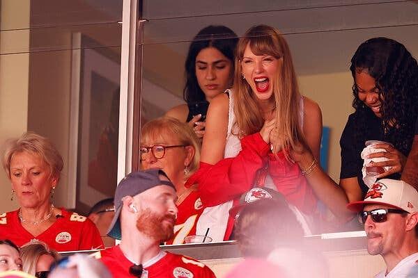 Gelgelelim ünlü Amerikan futbol oyuncusu Travis Kelce ile birlikte olduğu iddia edilen Taylor Swift, Kelce'nin maçına katıldı.