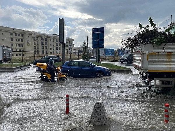 İstanbul'da sabah saatlerinden itibaren hafif şekilde aralıklarla devam eden ve bazı bölgelerde etkisini artıran sağanak, su baskınlarına neden oldu.