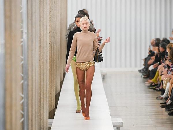 Paris Moda Haftası'nda sonbahar/kış 2023 koleksiyonu ile podyumda yer alan Miu Miu, bu yıl enteresan ürünlerle sevenlerinin akrşısına çıktı.