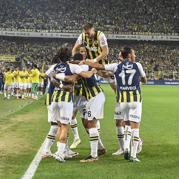 Karşılaşmaya oldukça istekli başlayan Fenerbahçe, Alexander Djiku ile öne geçti. Leo Duarte'nin kendi kalesine attığı golle skor 2-0'a geldi.