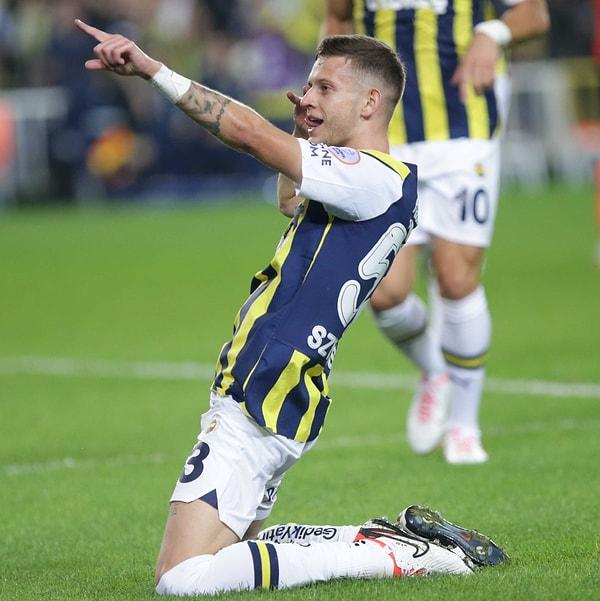 Sebastian Szymanski'nin 20. ve 80. dakikada attığı müthiş goller maçın skorunu belirledi. Maç boyu oyunun kontrolünü elinde bulunduran Fenerbahçe, taraftarlarından tam not aldı.