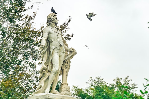 Mozart'ın hastanedeki resmi ölüm sebebi "şiddetli tüberküller ateş" olsa da bu teşhis belirsiz ve yoruma çok açıktır.