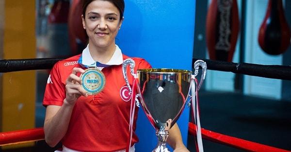 Kick boks “full contact” disiplininde Emine Arslan, Avrupa Oyunları’nda altın madalyanın sahibi oldu.