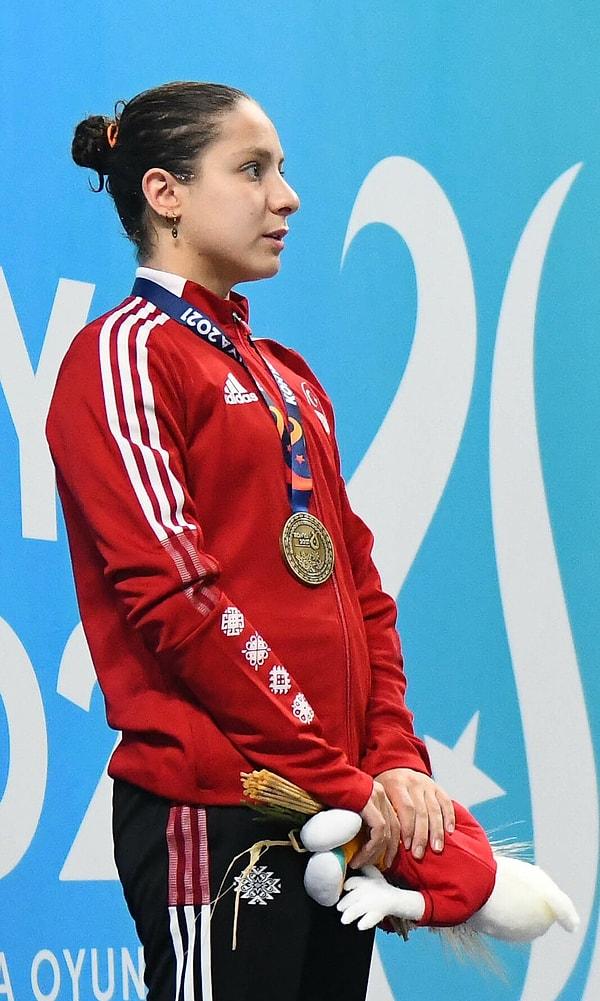 Merve Tuncel 1500 metre serbest stil yüzmede Avrupa Gençler ve kromozom sayısı bizden bir fazla olan Ada Zehra Anlatıcı kurbağa stil yüzmede Avrupa şampiyonu oldu.