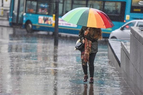 Eylül ayının son günlerinde Marmara, Ege ve İç Anadolu’nun bir kısmı sağanak yağışlara teslim oldu. Özellikle İstanbul’da sarı kodlu yağış uyarısı sonrası mega kentte Avrupa yakası felç olurken Meteoroloji Genel Müdürlüğü (MGM) yeni hava durumu tahminlerini yayımladı.