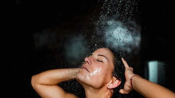 15. Soğuk duş almak istiyor ancak başaramıyorsanız, duşta dişinizi fırçalamayı deneyin. Bu beyninizin dikkatini dağıtacak ve normal nefes almanızı sağlayacak.