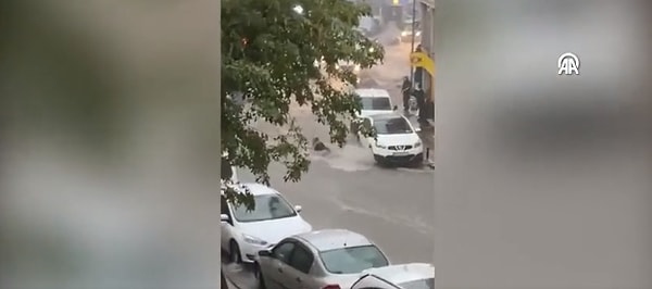 Şişli’de dün akşam saatlerinde etkili olan sağanak yağış nedeniyle cadde ve sokakları adeta su bastı.