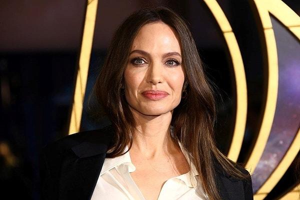 Angelina Jolie, bu dönemde kariyerine yeni bir yön verme kararı alarak tasarımcı olmaya karar verdi.