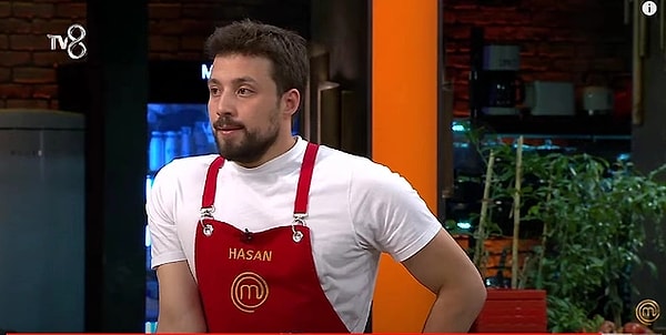 MasterChef'in dün akşam yayınlanan düello oyununda yarışmacılardan kazandibi istendi. Tatlılarıyla meşhur olan Hasan'ın uzmanlık alanı olan kazandibi tarifi elden ele dolaşmaya başlayınca şefler yarışmacılara fena patladı.