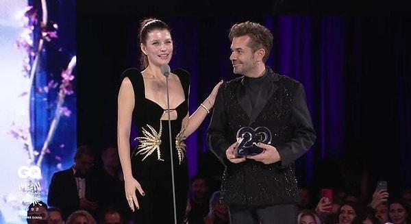 Kenan Doğulu 2022 yılında 'Yılın ikonu' ödülünü eşi Beren Saat'in elinden almıştı.