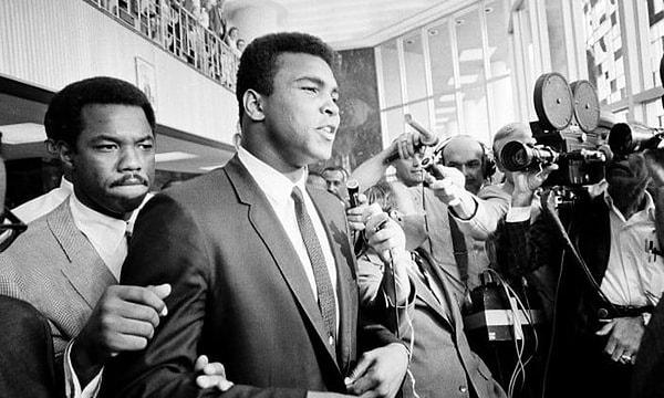 Muhammed Ali'nin bu tutumu tüm dünyada savaş karşıtlarının ve ırk ayrımcılığına karşı mücadele eden aktivistlerin büyük beğenisini toplasa da, Ali'ye çok pahalıya mal oldu.