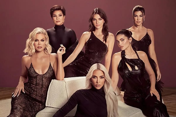 Kardashian-Jenner ailesi bildiğiniz gibi: Gündem yokken bile gündem yaratmayı kendilerine görev bilen aile yine bir kaos ile konuşuluyor.