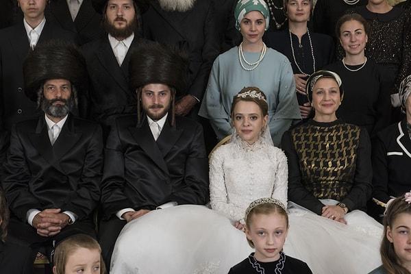 Gerçek bir hayat hikayesinden ilham alınarak çekilen dizide, Hasidik Yahudi bir kadının görücü usulu evliliğinden kaçarak Berlin'e gelmesi anlatılır.
