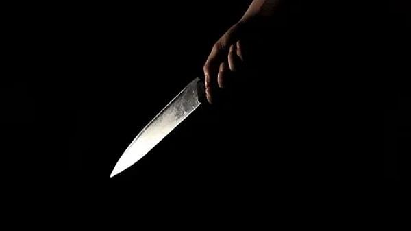 Tartışma alevlendikten sonra Funda Demirci, eline geçirdiği ekmek bıçağıyla eşinin boğazını kesti. Salona gelen çocukları babalarını kanlar içinde gördükten sonra Demirci de sitenin bahçesinde elindeki bıçakla "yukarı çıkın bakın" diye bağırıyordu.