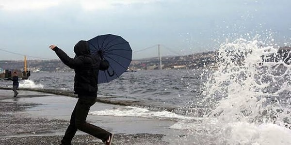 AKOM'dan yapılan uyarıda saat 18.00'den itibaren kuvvetli yağış beklendiği belirtilirken "İstanbullular mecbur kalmadıkça trafiğe çıkmamalı" denildi.