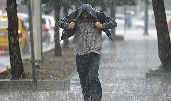AKOM'dan yapılan açıklamada, İstanbul'da perşembe gününden itibaren etkili olan yağışın bugün de devam edeceği belirtildi.