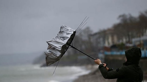 AKOM'dan yapılan açıklamada, aşırı yağışa bağlı olarak sel, dere taşkını, su baskını, heyelan, istinat duvarı çökmesi, göllenme, mahsur kalma, ulaşımda aksamalar gibi bazı olumsuzluklara karşı önlemler alınırken, İstanbulluların da mecbur kalmadıkça trafiğe çıkmamaları, olumsuzluklara karşı tedbirli olması istendi.