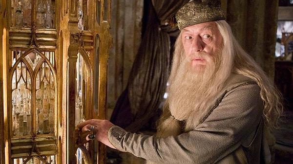 Harry Potter serisinin en sevilen karakterlerinden Albus Dumbledore’u canlandıran Michael Gambon, 27 Eylül’de 82 yaşında hayatını kaybetti.